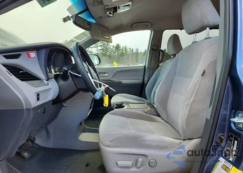 2015 Toyota Sienna Le z USA, uszkodzony, nr VIN 5TDJK3DC8FS105265